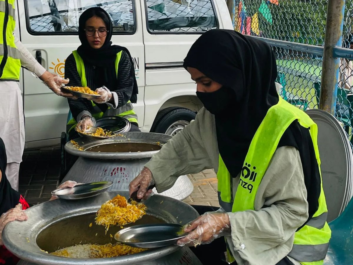 As we begin the last Ashra of Ramadan, the Rizq team & @kiranfoundation volunteers hosted a successful Iftar Dastarkhawan in Lyari, Karachi, spreading warmth & hospitality. Open your hearts, share from your Rizq: rizq.org/rizq-ramadan-a… #RizqRamadan2024