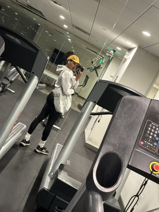 It smells like ass in the gym today.   And it&rsquo;s not mine lol https://t.co/5zX1hUWsqX