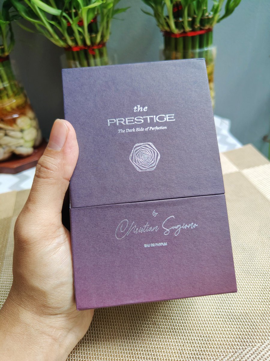 Widino's tweet photo. Parfum ini wanginya candu bgt lho. Kalo abis semprotin ke badan langsung ngebayangin kaya lagi di ruang saus kretek di film series Gadis Kretek.

Akhirnya HMNS punya parfum aroma rempah n tobacco, wanginya maskulin, cowo bgt, ga nyengat, sopan bgt di hidung. https://t.co/7KkoL8FNZx