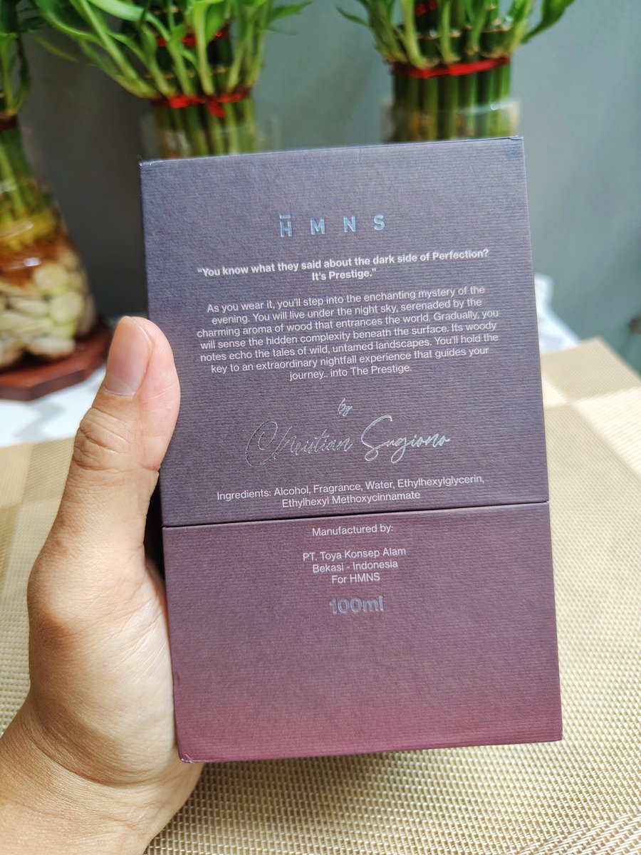Widino's tweet photo. Parfum ini wanginya candu bgt lho. Kalo abis semprotin ke badan langsung ngebayangin kaya lagi di ruang saus kretek di film series Gadis Kretek.

Akhirnya HMNS punya parfum aroma rempah n tobacco, wanginya maskulin, cowo bgt, ga nyengat, sopan bgt di hidung. https://t.co/7KkoL8FNZx