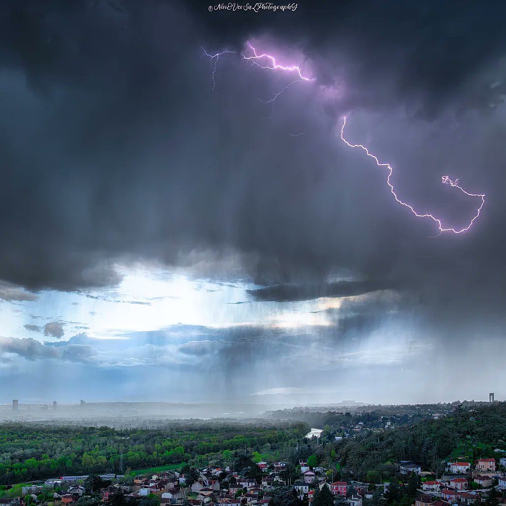 ' Quand le ciel électrique Lyonnais résonne comme une ambiance sombre et belle à la fois ' Par © Ninoversalphotography (Instagram /Facebook) #Lyon #picoftheday #pictureoftheday #photooftheday #photography #storm #StormHour #Lightning #foudre #orages