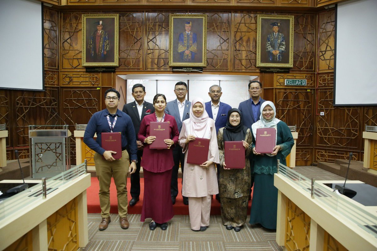 Naib Canselor, Prof. Dato’ Gs. Ts. Dr. Mohd Ekhwan Hj Toriman menyerahkan surat kenaikan pangkat kepada 25 orang staf akademik di Bilik Majlis, hari ini. Berita di shorturl.at/fhwFL #UKM #UniversitiWatanKita #IlmuMutuBudi #UKMSharing