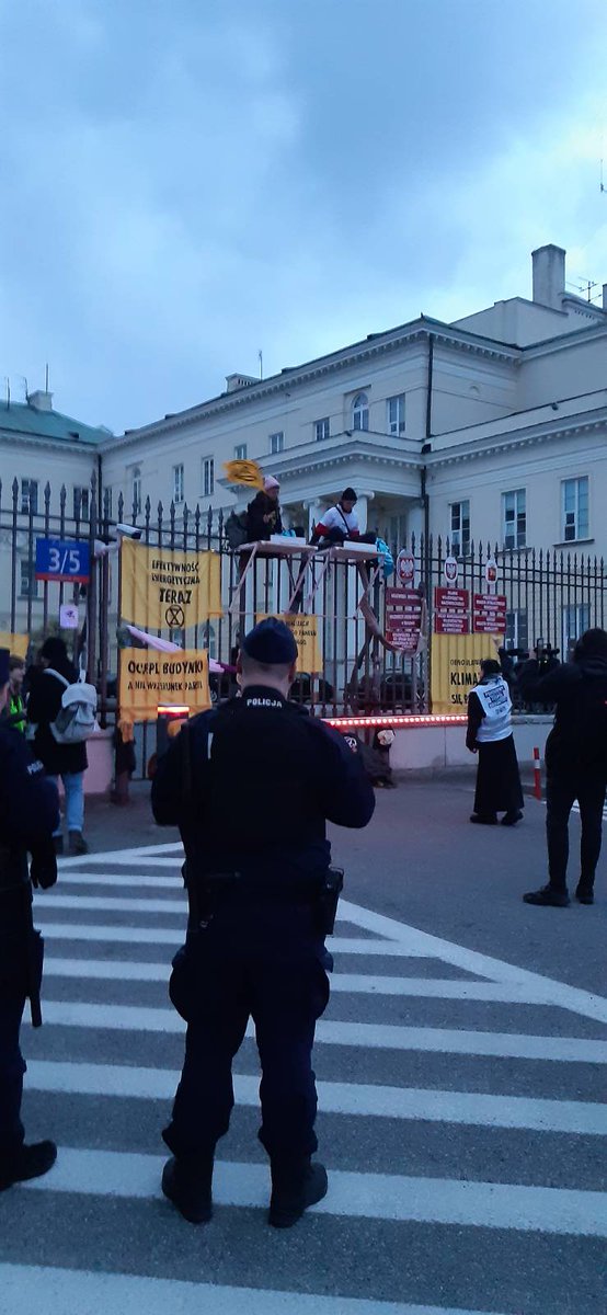 XRPolska's tweet photo. Blokada Ratusza
Już za chwilę #WyborySamorządowe. Warszawa wybierze osoby odpowiedzialne za nasze bezpieczeństwo i przyszłość. Radni, radne, prezydencie - kiedy doczekamy się ocieplenia domów warszawiaków? https://t.co/49L7SMhwrh