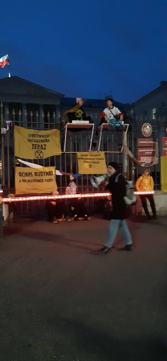 Blokada Ratusza
Już za chwilę #WyborySamorządowe. Warszawa wybierze osoby odpowiedzialne za nasze bezpieczeństwo i przyszłość. Radni, radne, prezydencie - kiedy doczekamy się ocieplenia domów warszawiaków?