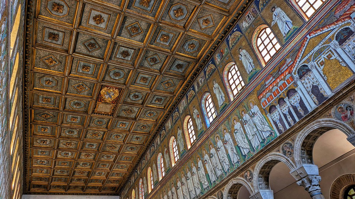 Buongiorno con con gli splendidi mosaici di Sant'Apollinare Nuovo a #Ravenna. Conserva uno dei cicli in #mosaico d’età paleocristiana e tardoantica più famosi al mondo; una decorazione che percorre tutta la navata centrale ☀️
turismo.ra.it/cultura-e-stor…
#visitravenna #visititaly