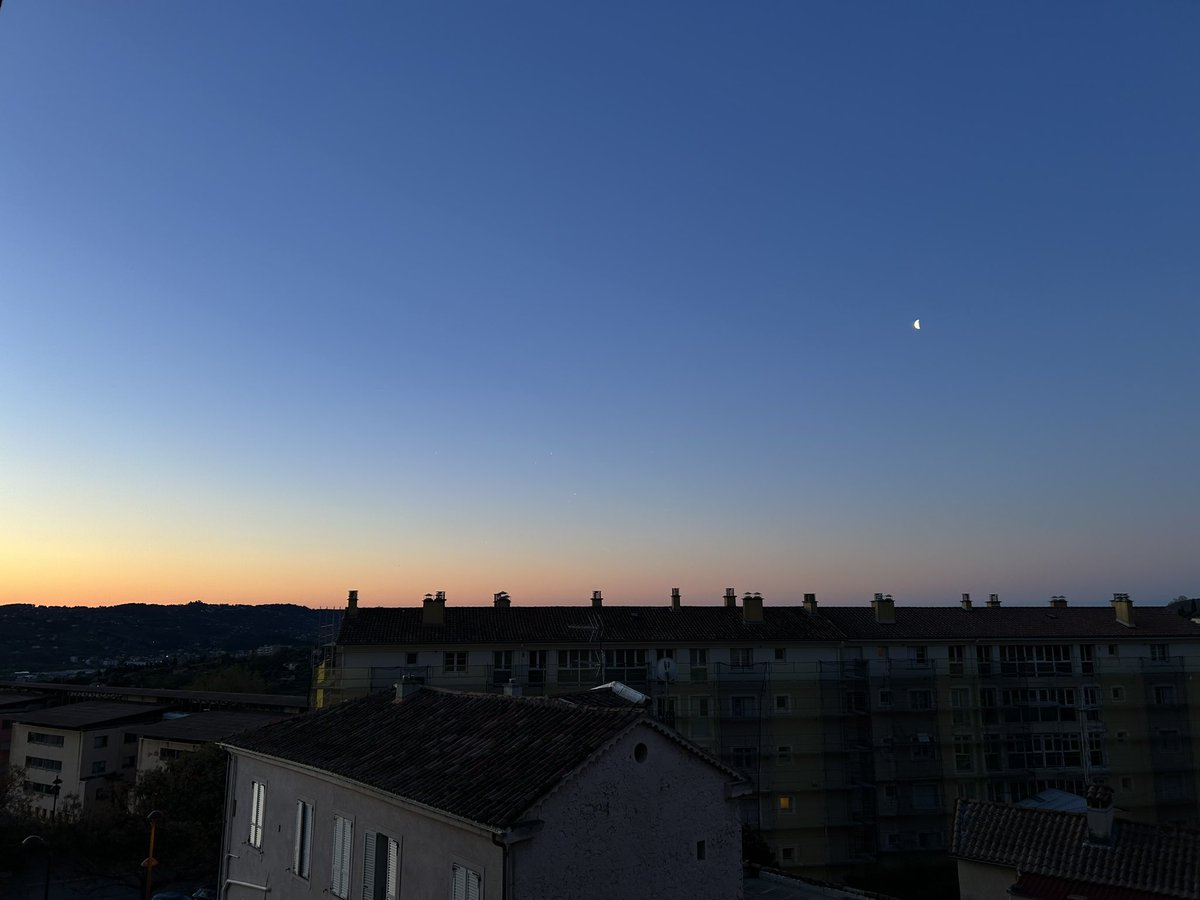 brunosmania's tweet photo. [#BONJOUR] #Grasse06 7h03
Aurore. Nouveau point de vue pour une nouvelle vie. Première photo depuis mon nouvel appartement que j'occupe depuis deux semaines, après trois mois difficiles du point de vue émotionnel. Je commence à me sentir chez moi et ça apaise. Je n'ai plus la vue sur le soleil levant, mais j'espère pouvoir trouver des vues intéressantes...