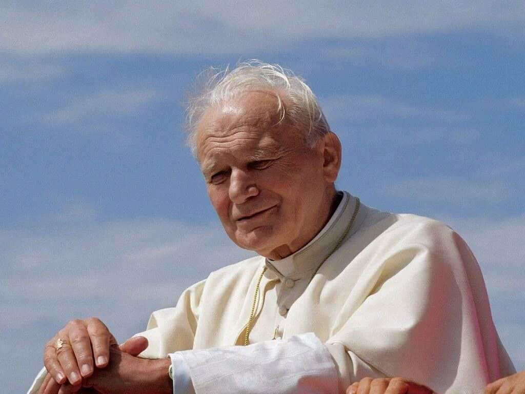 Il 2 Aprile 2005 ' Uomo venuto da lontano lasciò la terra, ma non i nostri cuori ' SAN GIOVANNI PAOLO II PREGA PER NOI🙏❤️🙏