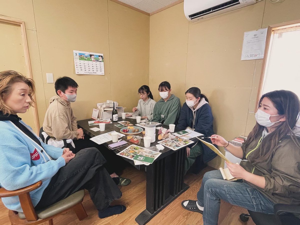 FutureG2019's tweet photo. 先日、NATUROBEさんにお邪魔し、桜流鏑馬でのブース出展の打合せを行いました🙋‍♂️🙋‍♀️✨

新企画進行中です🌸

#桜流鏑馬 #桜 #桜祭り #有機野菜 #スイーツ #高校生 #学生団体 #スポーツ流鏑馬 https://t.co/tw85IeoeE3