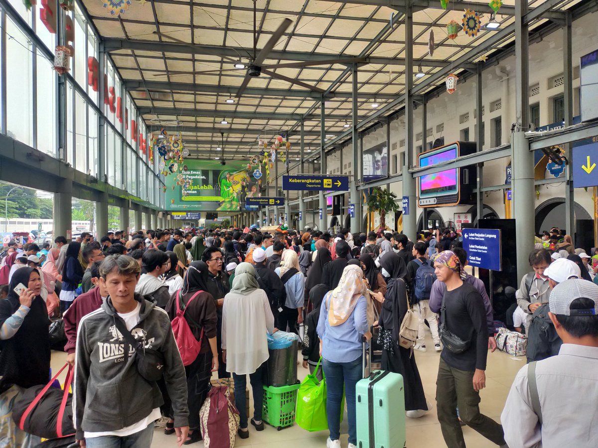 Sumiyati_52's tweet photo. PT Kereta Api Indonesia (Persero) Daop 1 Jakarta mencatat keberangkatan angkutan lebaran 2024 untuk H-8 atau 2 April 2024 sebanyak 32 Ribu lebih penumpang.https://t.co/6dtTkrWbcC https://t.co/RwSmsflkCA
