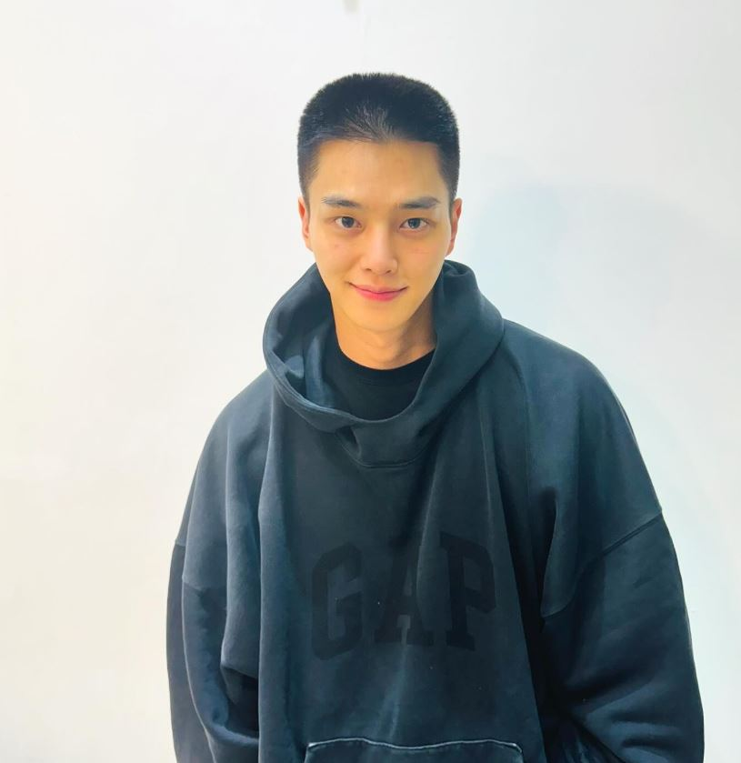 imbcenews's tweet photo. 군입대 송강, '까까머리' 공개…"잘 다녀오겠다" [소셜in]
#송강 #SONGKANG #육군현역입대 
#군대 #군입대 #iMBC 

2일 송강은 자신의 SNS에 "잘 열심히 다녀오겠다"며 짧은 글을 남겼다.

⬇️기사 Click Plz⬇️
https://t.co/e6wB9jChIf https://t.co/4GQ9zLaxsQ