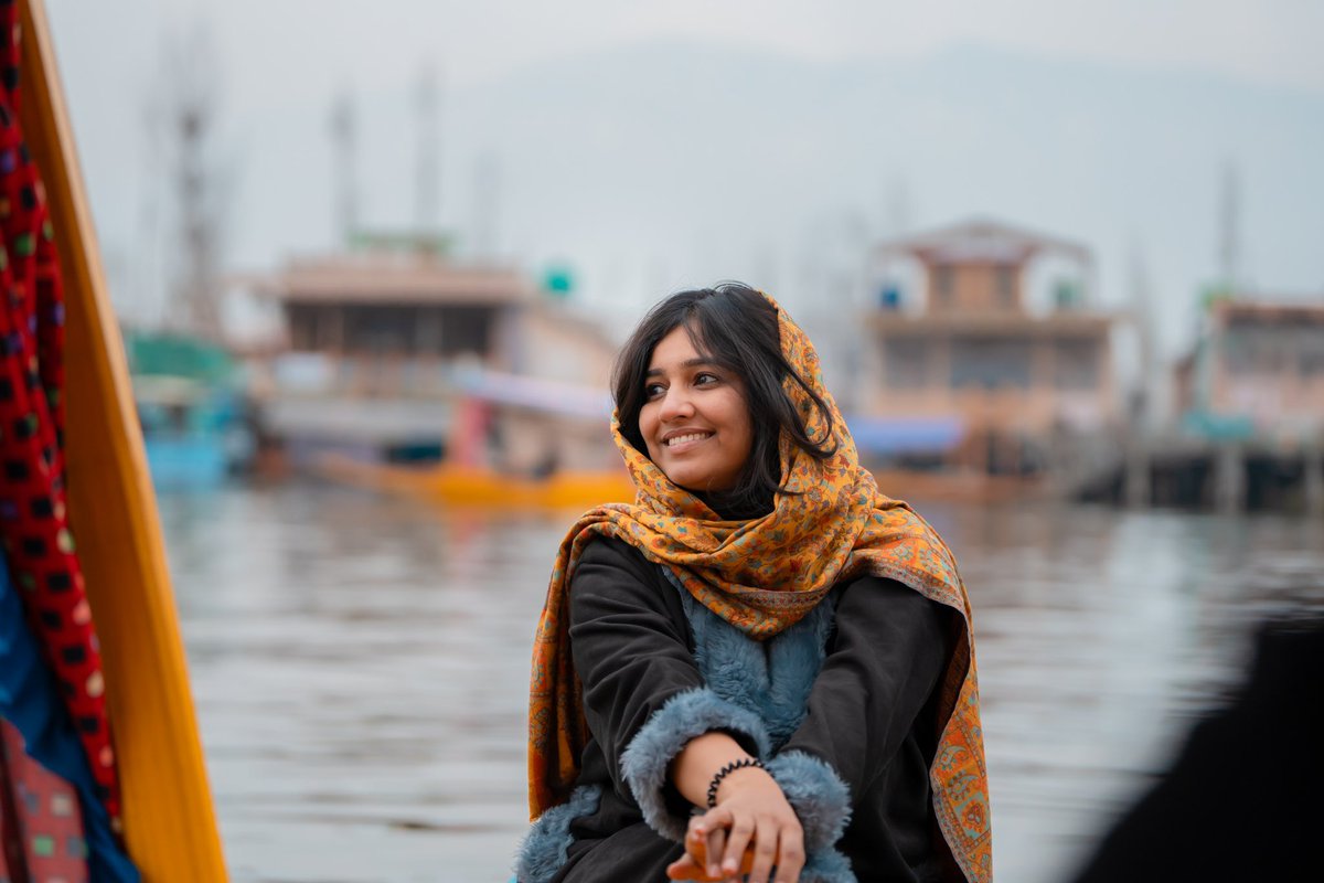aditiraval's tweet photo. I wanted to visit Srinagar since I saw “chupke se sun” song from “Mission Kashmir” 🫶🏼 The vibe of Shikara ride is magical during early morning hours 😍 A floating market was a unique experience for me in #Srinagar in Jammu and #Kashmir on the Dal Lake that operates daily🙌🏼 https://t.co/ImWTVKSK3b