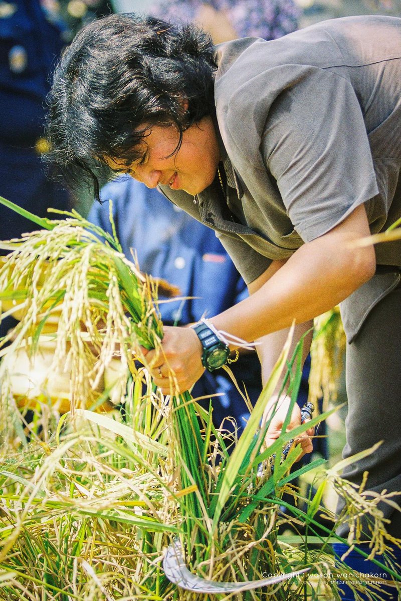 พระเสโท หยาดหยดฟื้น ผืนดินไทย

กรณียกิจ ทั้งน้อยใหญ่ มิไหวหวั่น

เหนือตกใต้ กลางอีสาน เนิ่นนานครัน

สานสัมพันธ์ มิตรประเทศ ทุกเขตคาม

จนวันนี้ พระพลานามัย ไม่ดีนัก

มิทรงพัก ทรงงานต่อ บ่ครั่นคร้าม

น้อมรำลึก พระกรุณา ทุกโมงยาม

ปิ่นสยาม ความภูมิใจ ไทยทั้งมวล 

ทรงพระเจริญ…