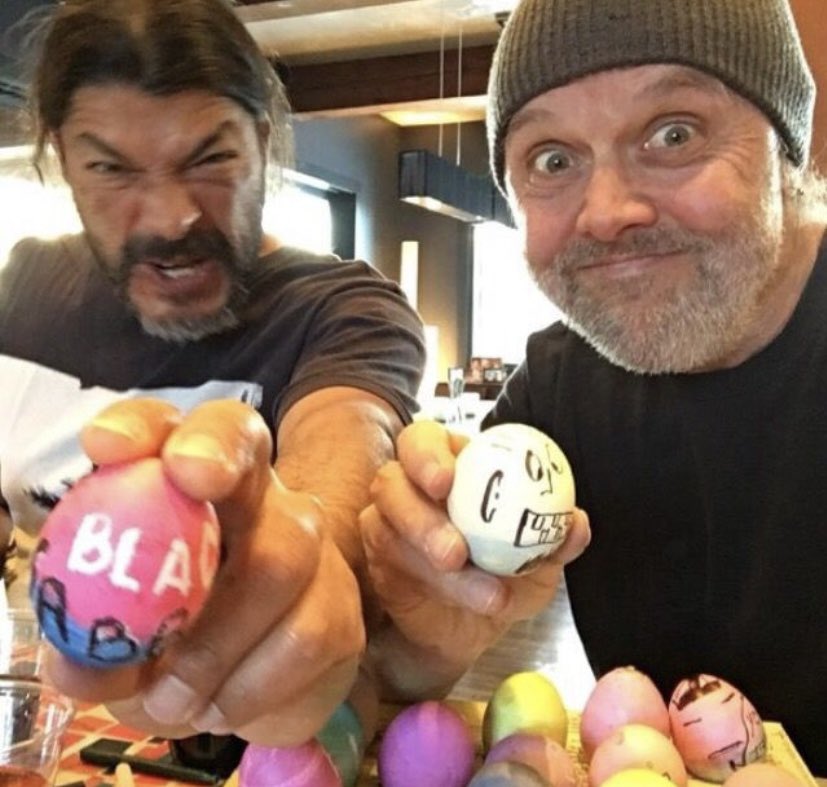 Buon martedì a tutti!! Avete smaltito la cioccolata? 🤘😂🤘

Happy Tuesday!! Have you disposed the chocolate? 

#metallica #chocolatelover #robtrujillo #larsulrich