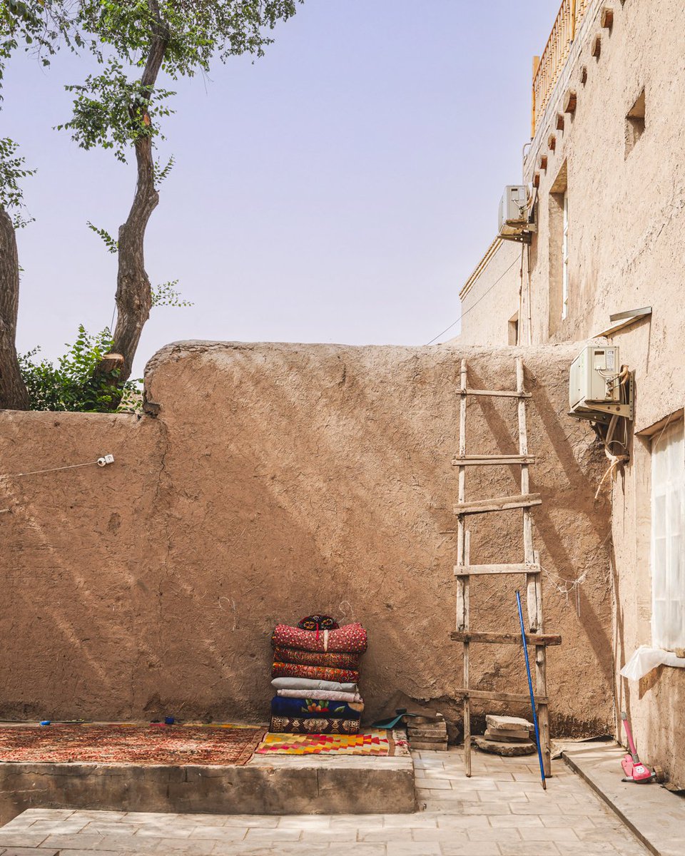 A scene in an alley in Khiva, #Uzbekistan.
#Khiva #traveljournalist