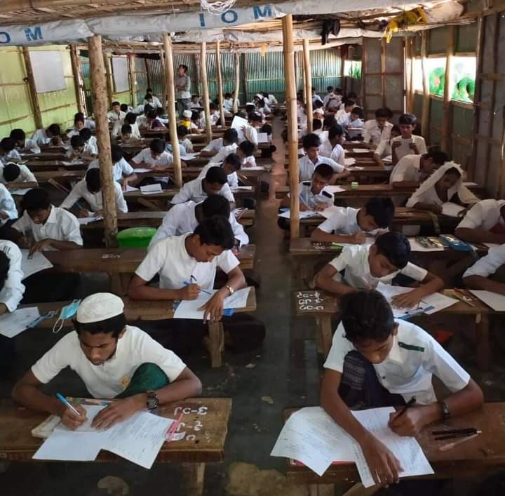 TechnicalShabb3's tweet photo. #Rohingyastudents r learning in community learning centres in BD. Class10 students r provided certificates but with these crtfcats, they can neither study at any university nor get job. @UNHCR_BGD should cooperate with these centres to provide certificates that r approved by all. https://t.co/P46TgLb23N