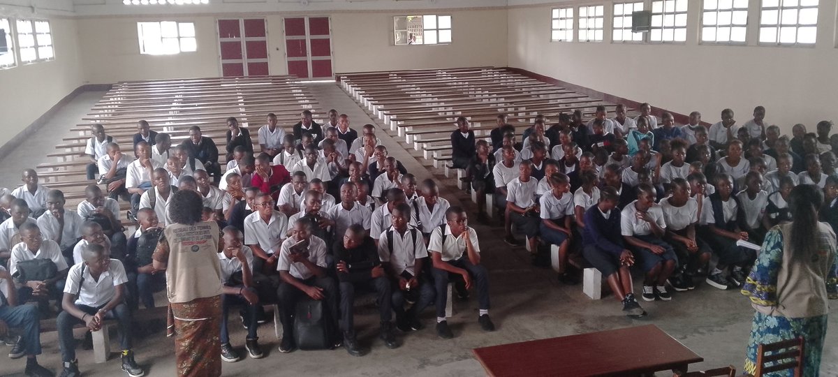 KasaiVlf's tweet photo. Grâce à l'appui de @DevCanada ,250 élèves dont 74 filles de l'école Lumière des Nations de Kananga sont sensibilisés sur les #conséquences des unions conjugales des enfants par les #ODDF en collaboration avec @refedef
#Stop aux mariages #forcés et #arrangés
@VlfCongo @tabulukayi https://t.co/6C81VkZYsZ