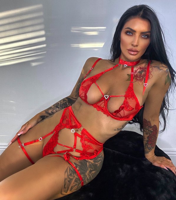 Is red my colour? 🌶️ https://t.co/HOt7UB4wYr