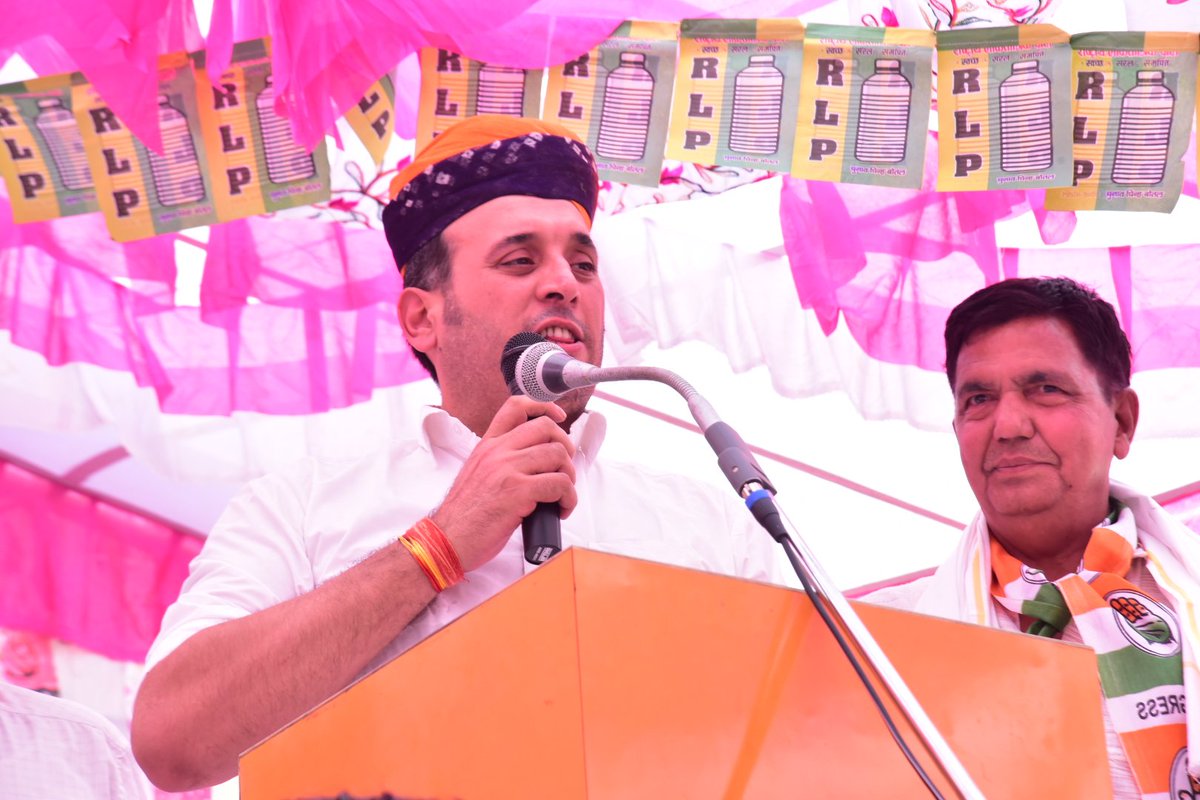 hanumanbeniwal's tweet photo. लोक सभा चुनाव को लेकर नागौर विधानसभा क्षेत्र में पूर्व मंत्री व नागौर विधायक श्री हरेंद्र मिर्धा जी,श्रीमती बिंदु चौधरी (पूर्व जिला प्रमुख नागौर), श्री मेहराम फिड़ोदा (पूर्व प्रधान मुंडवा) ,कांग्रेस पार्टी के युवा नेता श्री राघवेंद्र मिर्धा व श्री मनीष मिर्धा सहित जन-प्रतिनिधियों के साथ के साथ ��न -संपर्क कार्यक्रम  @ ग्राम- अलाय 
#लोकसभा_चुनाव_2024 #RLP #INC #इंडिया_गठबंधन
#आपणो_नागौर_आपणो_हनुमान
