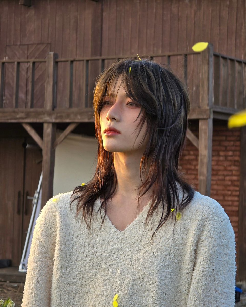 translatingTXT's tweet image. beomgyu said that yu kwang goeng said that in the mv they had to film beomgyu without making it evident who it was or what the person’s gender was so he was covered by light but after the mv was out, he saw moas’ reactions to the reels that were posted that’s why he quickly