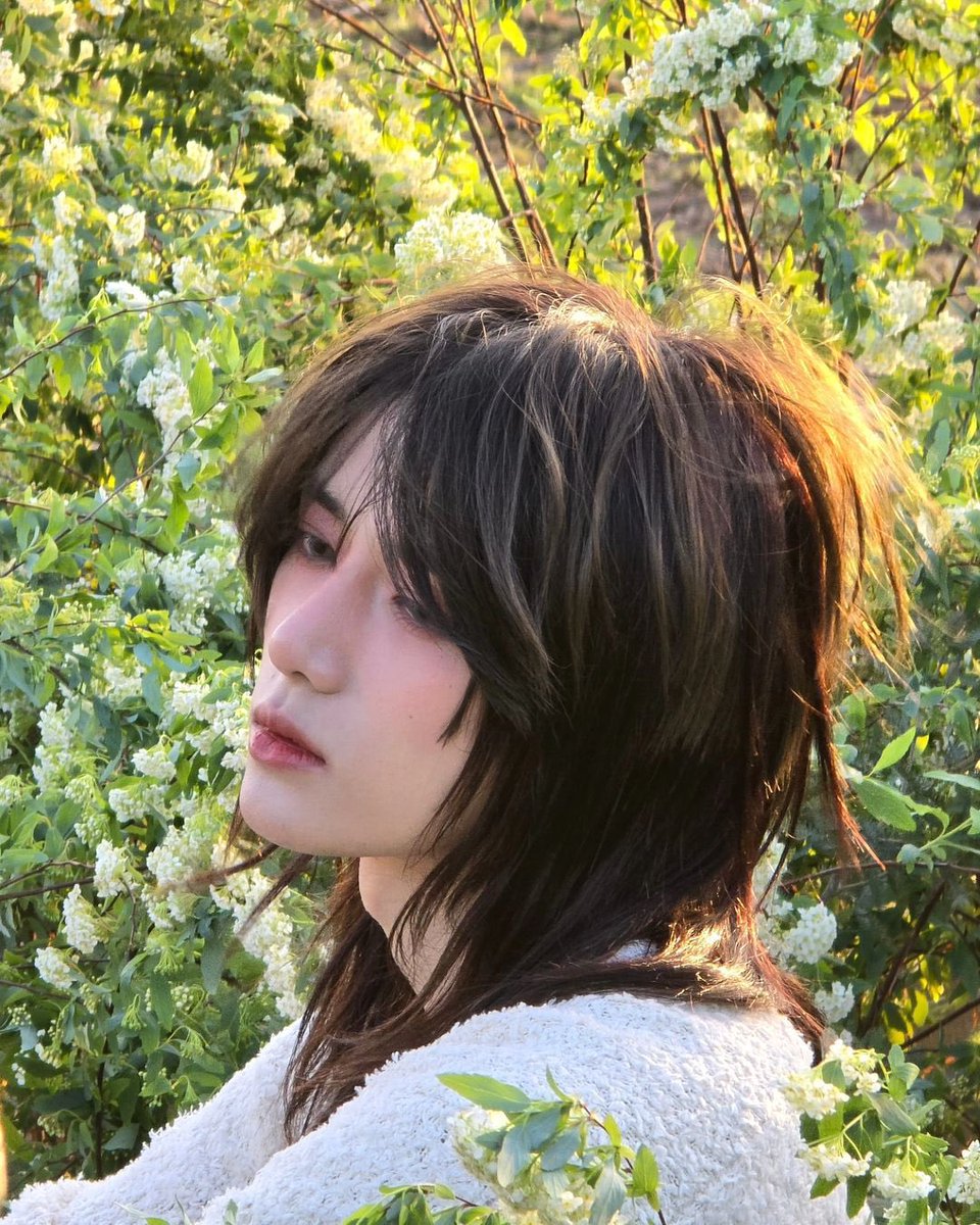 translatingTXT's tweet image. beomgyu said that yu kwang goeng said that in the mv they had to film beomgyu without making it evident who it was or what the person’s gender was so he was covered by light but after the mv was out, he saw moas’ reactions to the reels that were posted that’s why he quickly