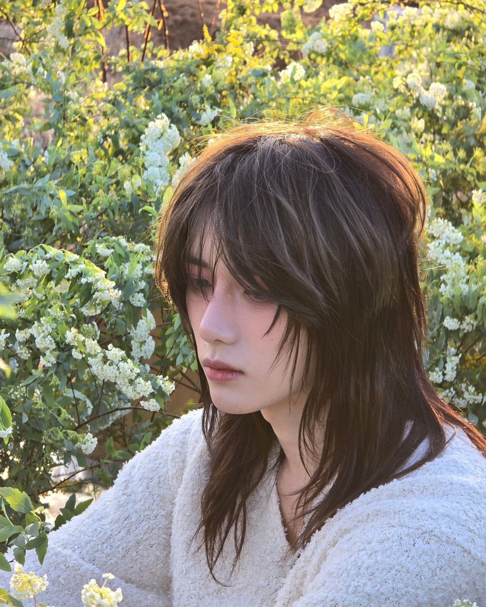 translatingTXT's tweet image. beomgyu said that yu kwang goeng said that in the mv they had to film beomgyu without making it evident who it was or what the person’s gender was so he was covered by light but after the mv was out, he saw moas’ reactions to the reels that were posted that’s why he quickly