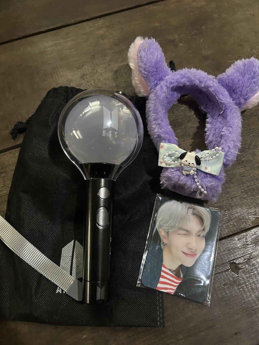 ลงขายแท่งไฟ BTS  OFFICIAL LIGHT STICK SE ใช้งานแค่คอนพี่ก้า ของครบทุกอย่างง  1300💸 รวมส่ง
#ตลาดนัดบังทัน #ตลาดนัดBT21