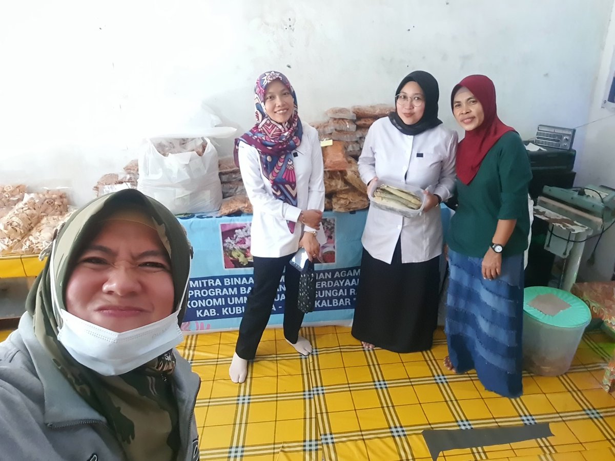 SulisPatria's tweet photo. Selasa (02/04/2024), akses pasar. Poklahsar Cita Rasa Mandiri produksi ikan bandeng presto sebanyak 100 bungkus @ Rp. 10.000,00 https://t.co/F0pAXM7Sv8
