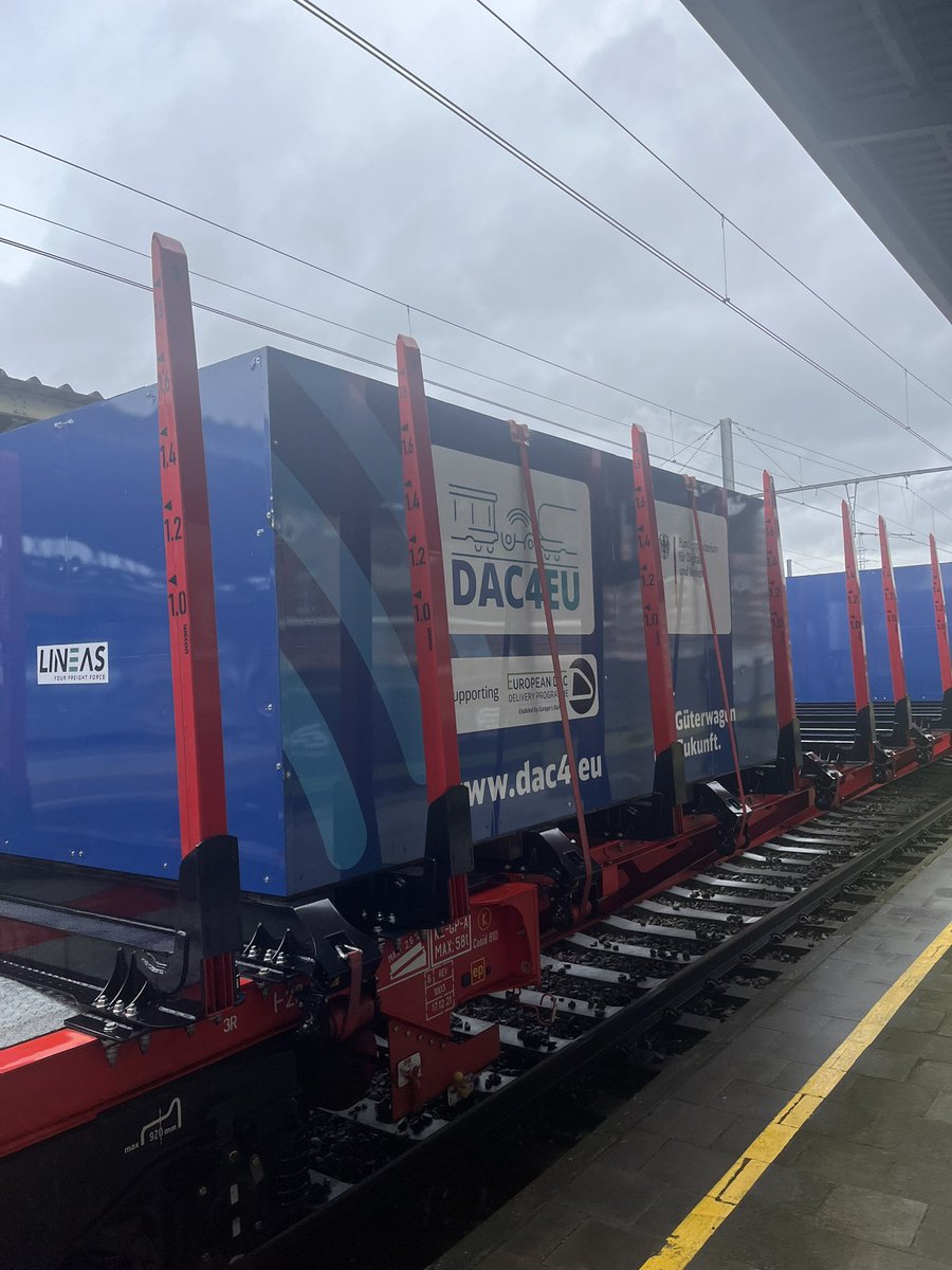 jmichel2015's tweet photo. #DAC demonstration train at @TrainWorldEN #Lineas #vtg #GATX #Ermewa @EURail_JU https://t.co/IGX27eUa4J