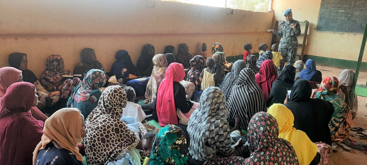 During a visit to Rumbek Central Mosque 🕌, #UNMISS @UNPOL officers in Lakes 🇸🇸 met with around 100 women👭🏾 to raise awareness on childcare+ the importance of reporting any form of violence against women to community leaders or local authorities🙌🏾 #A4P