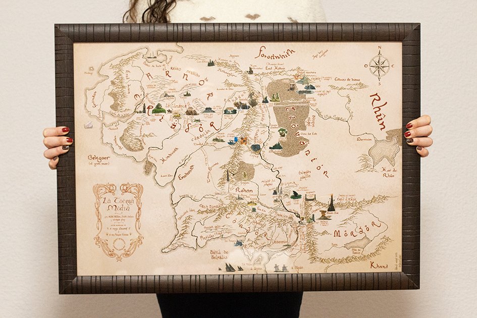 davidvipart's tweet image. ¡Nuevo sorteo de un mapa de la Tierra Media dibujado a mano con más de 50 localizaciones en miniatura y caligrafiado por los personajes de El Señor de los Anillos! Para participar:
-Sigue mi página recién inaugurada en Facebook (David ViPart Ilustración) ❤️
-Retuitea este tuit 🔁…