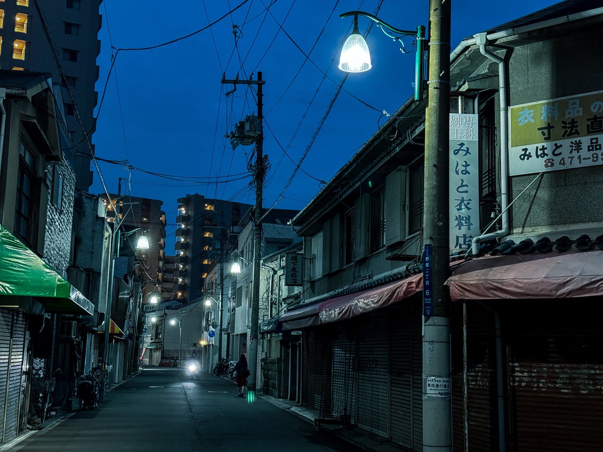 大阪・西淀川区の野里本町商店街。2019年まで全蓋式アーケードがありましたが、撤去済。かつては映画館もあったとか。今は言われなければ商店街だったことも気付かず通り過ぎてしまいそうな寂しい通り。