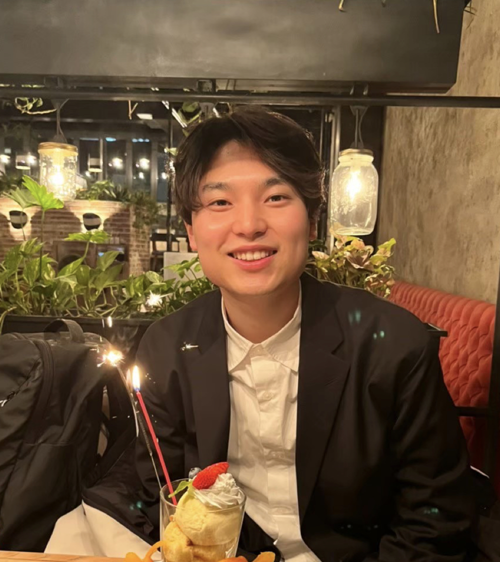 akanukeuniv's tweet photo. 【外見コンサル Before→After】

- 20代前半
- アプリ用 写真希望

「外見磨きしても 何故か垢抜けません」

外見磨きは 清潔感を生むが
清潔感を突き詰めても カッコいいは生まない

▽ 1枚��：Before（自己流外見磨き）

▽ 2枚目：After（外見コンサル後）

＿＿＿＿＿＿＿＿＿＿＿
外見の「美の条件」とは
￣￣￣￣￣￣￣￣￣￣￣

外見磨きをする上で
「美の条件」を理解しておかないといけない

顔面を細分化すると
（１）輪郭
（２）パーツ配置
（３）パーツ種類
（４）肌
の４つに分けることができる

（１）輪郭

ー［ａ］縦横比（丸顔・面長・卵型）
ー［ｂ］凹凸（エラ・頬骨）

（２）パーツ配置

ー［ａ］生え際〜眉毛の距離
ー［ｂ］眉毛と眉毛の距離
ー［ｃ］眉毛と瞼の距離
ー［ｄ］涙袋と鼻先の距離
ー［ｅ］鼻先と上唇の距離
ー［ｆ］唇と顎先の距離

（３）パーツ種類

ー［ａ］髪：AGAの有無
ー［ｂ］眉毛：濃度・範囲
ー［ｃ］目：開眼率・瞼の形状
ー［ｄ］鼻：鼻翼・鼻尖・鼻中・鼻根・鼻梁
ー［ｅ］唇：厚さ・発色

（４）肌

ー［ａ］見た目年齢：シミ・シワ・タルミ ...
ー［ｂ］生理的印象：ニキビ・毛穴 ...

この４つ大分類と各小分類に対して
「優勢」と「劣勢」が存在している

この「優勢」こそが
美しいと思わせる「美の条件」である

この���勢を集めれば 完璧なイケメンになり
この劣勢を集めれば ブ◯イクな顔になる

顔面を極める上で具体的に取るべきSTEPは

■STEP１
：美の条件上 何が優勢で何が劣勢かを知る

■STEP２
：優秀な部分は目立たせ 劣勢な部分は直す/隠す

であり 外見磨きの鉄則となっている。

＿＿＿＿＿＿＿＿＿＿＿＿＿＿＿
今回のBefore / After で行ったこと
￣￣￣￣￣￣￣￣￣￣￣￣￣￣￣

今回のコンサル生の外見コンサルをする上で
実際に行った外見磨きのSTEPとしては

■STEP１（何が劣勢かを知る）

・輪郭：上顔面 面長・エラ突出・顎長
・パーツ配置：上顔面（オデコ）が長い
・パーツ種類：眉毛 狭い/薄い
・etc...

■STEP２（劣勢部分を直す/隠す）

・上顔面 面長を隠すために前髪形成
・エラを抑えるためエラボトックス
・顎長の為 シースルーバングを選択
・眉間の眉が生えていないので前髪形成
・眉毛が薄いためメイクで補填
・etc...

等をベースに外見磨きの方針を決めている

このように自分の劣勢要素を理解していれば
���勢を包み隠して 優勢な自分を提示出来る

この美の条件を理解しないまま
・美容師に行く
・流行っている髪型
・眉サロンに行く
・脱毛する
などを闇雲に行っても「美しい」を手にできない

あくまで得られるのは「清潔感」であり
清潔感を重ねても「美」に繋がるわけではない

＿＿＿＿＿＿＿
最後に
￣￣￣￣￣￣￣

"「美の法則」を理解して
「最適解の外見磨き」をしたい"

そういう思いになった方は

私のプロフィールの「固定ポスト」から

【 🎁無料9大特典プレゼント企画🎁 】

に参加頂ければ
無料で最適解の外見磨きが出来ます

・・・

このツイートで何か心が動いたら

・コメント
・リポスト
・いいね

どれでも構いませんので
頂いたら幸いです

・・・

「外見を変える。世界が変わる。」

mikan┃外見コンサル Re:birth®