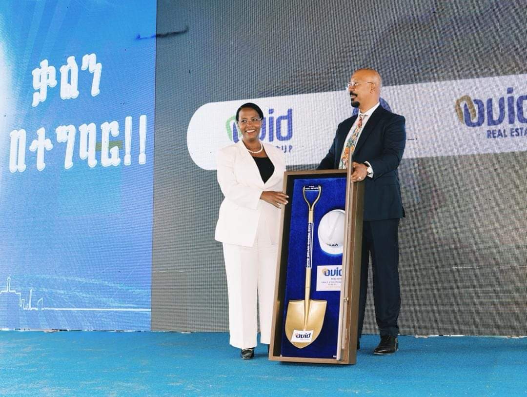AdanechAbiebie's tweet photo. ዛሬ በመንግስትና የግል ዘርፍ አጋርነት መርሃግብር የሚገነቡ የ60 ሺህ መኖሪያ ቤቶች ግንባታን አስጀምረናል።
ውጣ ውረዶች ያላስቆሙት የለውጡ ፍሬያማ ጉዞ ፣ ቃል በገባነው ልክ በስኬት ታጅቦ ቀጥሏል።
ዛሬ አስተዳደራችን ባዘጋጀው 558 ሄክታር መሬት ላይ  ያስጀመርነው የ60ሺህ መኖሪያ ቤቶች እና ተያያዥ መሰረተ ልማቶች ግንባታ የአንድ መካከለኛ ከተማ ግንባታ የሚያክል ነው።
የ60ሺህ መኖሪያ ቤቶች፣ ትምህርት ቤቶች፣ ዘመናዊ የንግድ ማዕከላት፣ የጤና ተቋማት፣ የመዝናኛ ስፍራዎች፣ በቂ የአረንጏዴ እና የህጻናት መጫወቻ ስፍራዎች፣ የስፖርት  ማዘውተሪያ ቦታዎች እንዲሁም ዘመናዊ የመሰረተ ልማት የተሟላለት ከተማ አከል መንደር ሲሆን፣ ለ250 ሺሕ ነዋሪዎች የስራ እድል ይፈጥራል።
መንደሩ በሚገነባበት አካባቢ ያሉ ነዋሪዎችንም የልማቱ ተጠቃሚ እና  አካል በማድረግ የቤት ባለቤት ከማድረግ በተጨማሪ ህይወታቸውን የሚቀይርና ተጠቃሚነታቸው የምናረጋግጥ መሆኑን ተረድተው ፈቃደኝነታቸውን ስላሳዩን ምስጋናዬን ላቀርብላቸው እወዳለሁ።
የእነዚህ 60 ሺሕ ቤቶችን ግንባታ በተያዘለት ጊዜ  በማጠናቀቅ የከተማችን ነዋሪዎች አንገብጋቢ ጥያቄ የሆነውን የቤት አቅርቦት ችግር ለመቅረፍ የምንሰራ ሲሆን፣ የኦቪድ ግሩፕ ላደረገው ዝግጅት እና አዲስ ሃሳብ ይዞ በመምጣቱ ላመሰግነው እወዳለሁ።
ፈጣሪ ኢትዮጵያን እና ህዝቦቿን ይባርክ