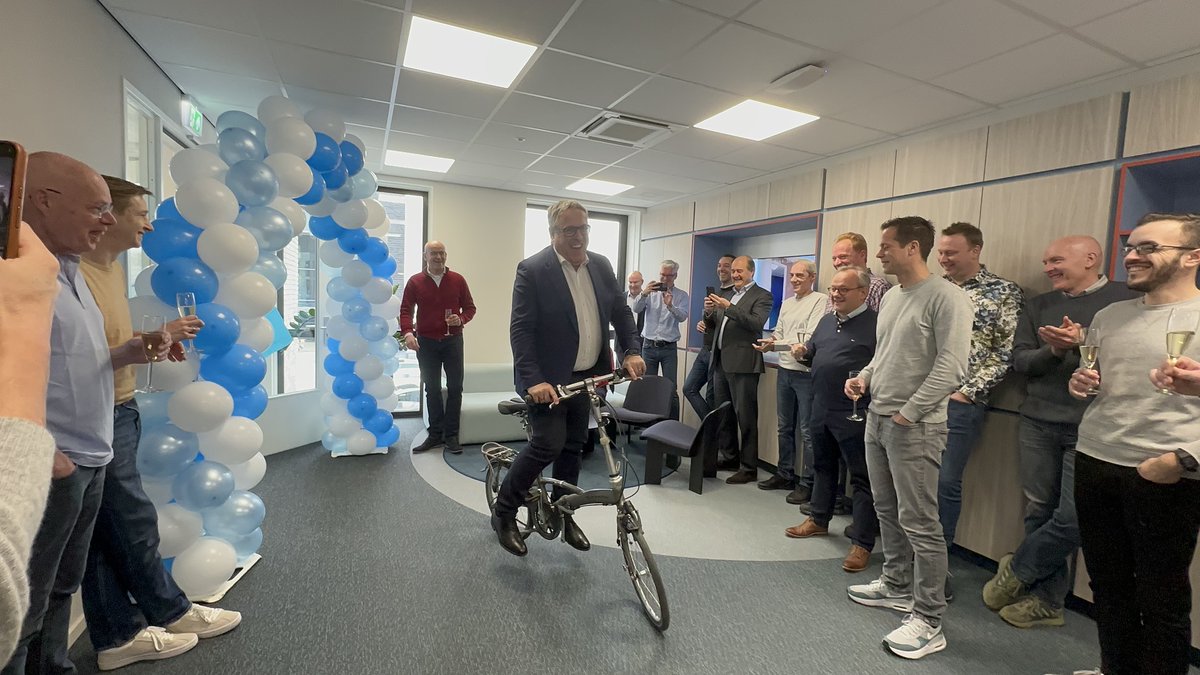 KeyloopAuto's tweet photo. We opened our new #Keyloop office in Sliedrecht, Netherlands last month! No ribbon-cutting here - our CEO Tom Kilroy inaugurated it with a Dutch touch: a bicycle ride. Our hybrid work commitment continues, fostering collaboration & innovation. Cheers to new beginnings! #NewOffice https://t.co/fv6t0VXVsY