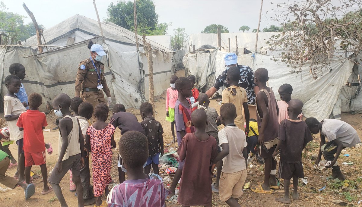 ✨#PeaceBegins with healthy living! In Bor, #SouthSudan 🇸🇸, #UNMISS #UNPOL officers joined some 150 internally displaced persons to clean up 16 locations including schools, churches, and clinics 🏫⛪, to boost community wellbeing. #A4P