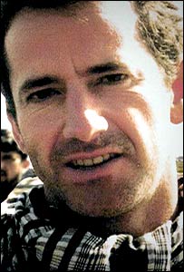Hacikizi's tweet photo. İsrail, yaptığı zulme karşı çıkan vicdanlı insanları uyruğuna bakmaksızın katletmeyi sürdürüyor.

⌛️Tom Hurndall, Rachel Corrie ve James Miller'ı hatırladınız mı?

İngiliz vatandaşı Tom Hurndall, 2003 yılında Gazze'de Filistinli çocukları, İsrail ordusunun keskin nişancı ateşinden kurtarmaya çalışırken İsrailli keskin nişancılar tarafından vurularak öldürüldü.

ABD'li Rachel Corrie, Tom'un ölümünden kısa süre sonra Filistinli bir ailenin evinin yıkılmasını önlemeye çalışırken İsrail buldozerince ezilerek öldürüldü.

İngiliz kameraman James Miller ise Rachel'in ölümünden kısa süre sonra Filistinli çocukların acılarını anlatan bir belgesel çekimi yaparken İsrail askerleri tarafından soğukkanlılıkla vurularak öldürüldü.

Dün ise Gazze'de İsrail'in açlığa mahkum etmek istediği sivillere yemek pişiren yabancı uyruklu çalışanlar hedef alındı.