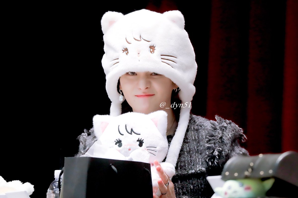 _dyn51's tweet photo. 240329 플로리스 대면팬싸

♡       ߍ🎀ߍ       ♡
     ♡ ( ⌯′-′⌯) ♡
┏━━ U U━━┓
♡     요시무스      ♡
┗━━━━━━┛

#TREASURE #트레저 
#YOSHI #요시 #ヨシ https://t.co/2K4M93iofY