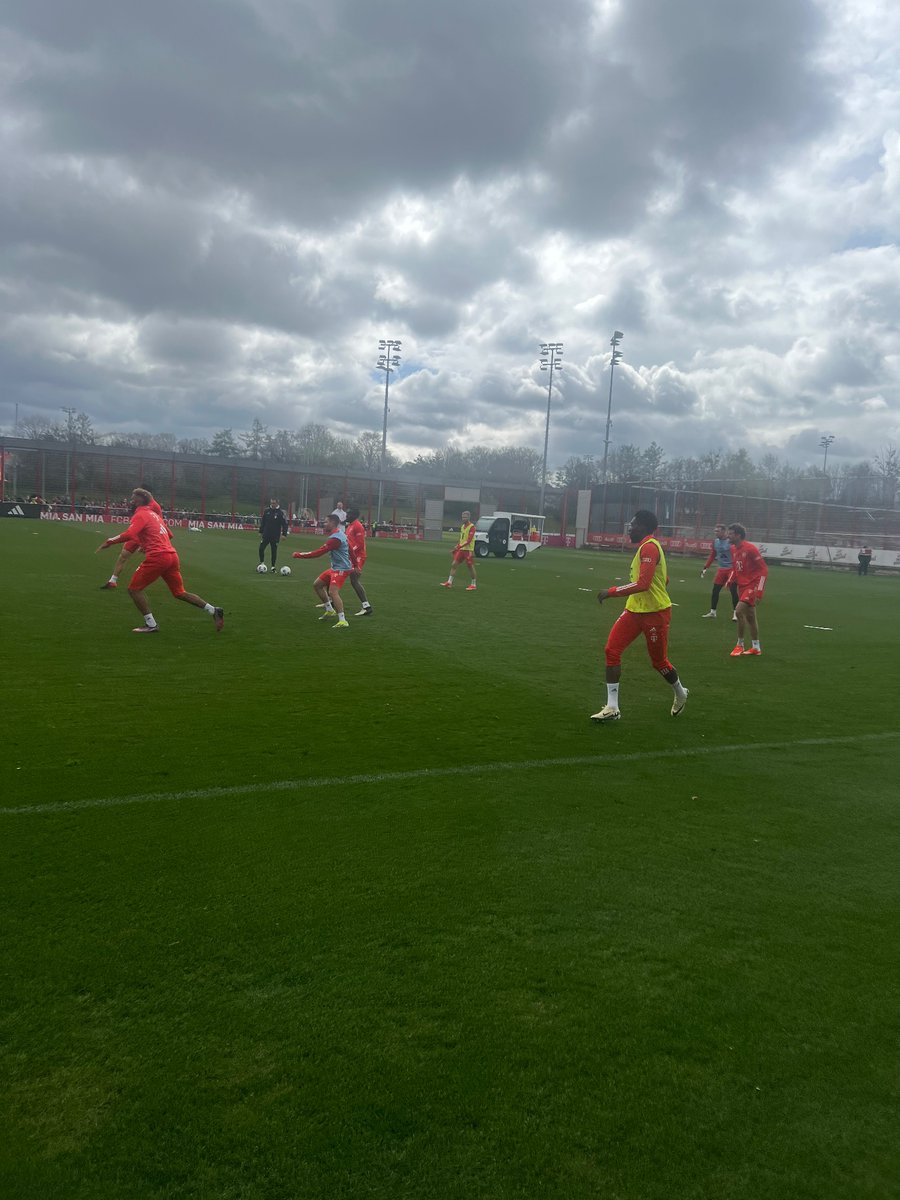 So dankbar 🙏❤️

Da hat es sich gelohnt 11h hinzufahren und ab 6:30 Uhr vorm Trainingsgelände zu warten, obwohl erst um 9:30 Einlass ist 👍🏼❤️

Danke <a href="/FCBayern/">FC Bayern München</a>_FB @FCBayern <a href="/AlphonsoDavies/">Alphonso Davies</a>
