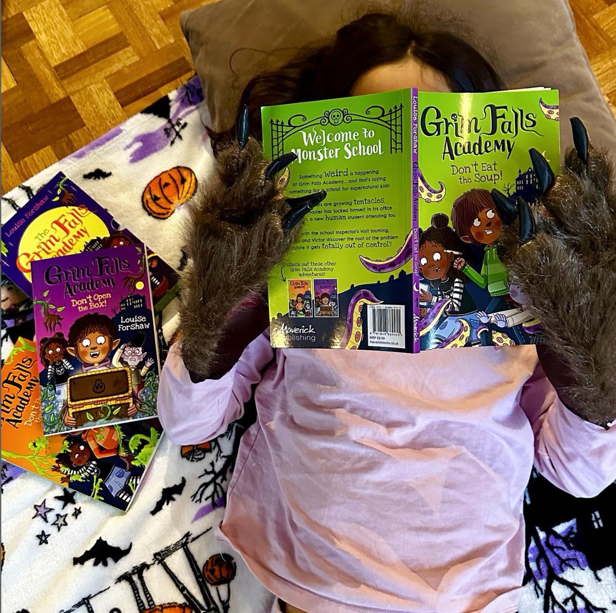 We love seeing photos of little ones reading our books! Check out this fab photo from @Octoberjonesco📸 #BooksWorthReading #BookTwitter #GrimFallsAcademy