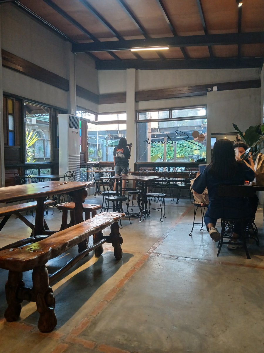 _mariasyra's tweet photo. Dating her = frequent phone calls from client + drafts anywhere? https://t.co/StwDhilTlO