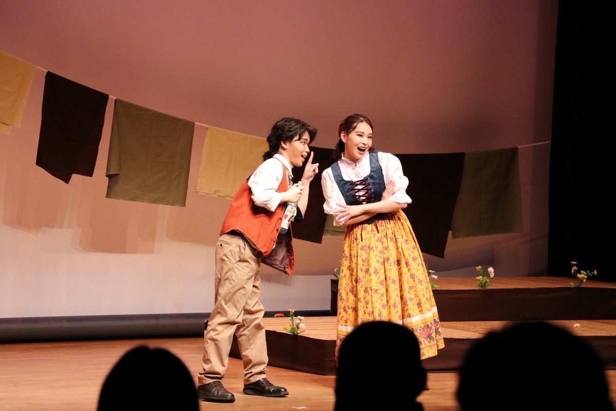 opera_fool's tweet photo. 【愛の妙薬ギャラリー③】

このオペラの主役のアディーナとネモリーノ
なんと歌手2人はこれがオペラ初主演だったのです…！

喜劇に相応しいコミカルな恋の駆け引きから、息を飲むほどに美しい愛が実る場面まで、魅力的なアディーナ・ネモリーノを描き出してくれました✨

撮影: 大村航 https://t.co/wzMdUn78Ml