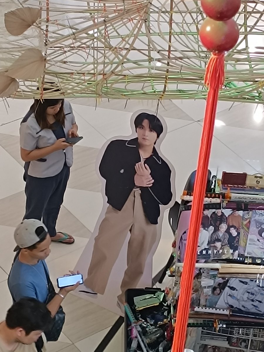 soleilyini's tweet photo. akala ko kung sinong pogi yung nakatingin sa akin sa baba 😔 haechan natagpuang patayo-tayo sa lcm https://t.co/QQDFUwLg8t