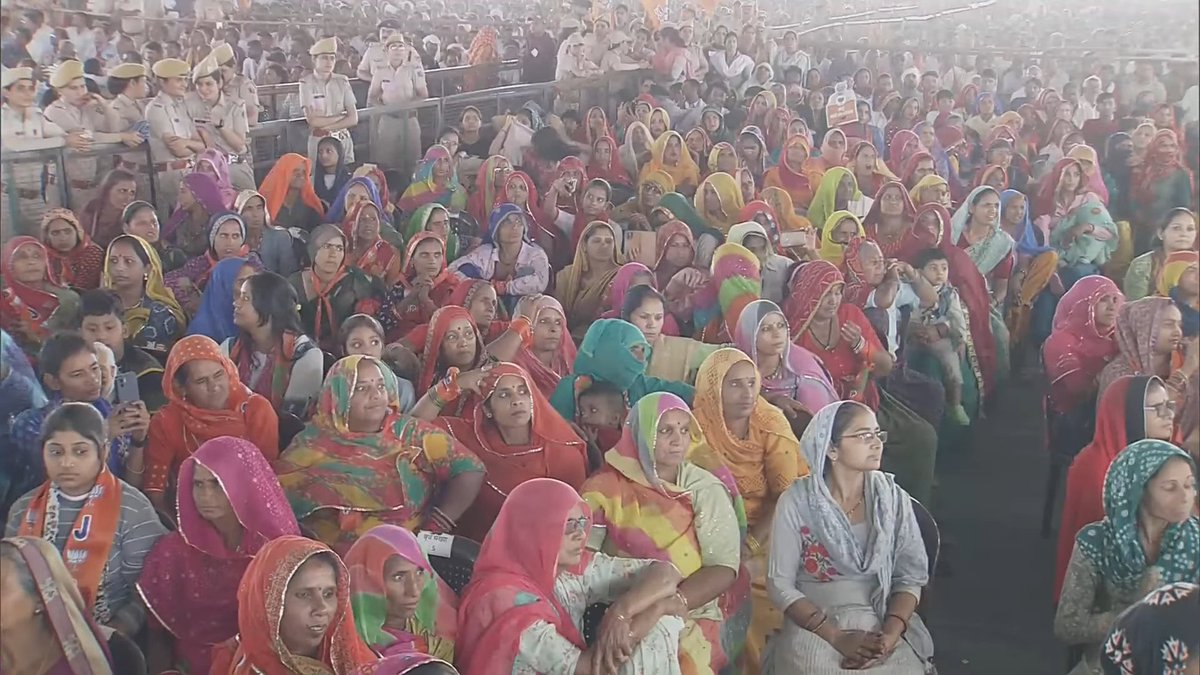 BJP4India's tweet photo. ये पहला ऐसा चुनाव है, जिसमें कांग्रेस के बड़े नेता खुद के चुनाव जीतने की बात पर मौन हैं।

लेकिन वो देश को धमकी दे रहे हैं कि अगर BJP जीती तो देश में आग लग जाएगी।

मोदी 10 साल से इनकी लगाई हुई आग को बुझा रहा है।

- पीएम @narendramodi https://t.co/0bKmbGjc38