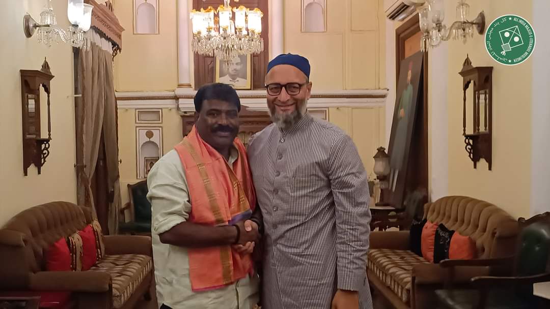 Telugu folk singer Kasala Narsanna popularly known as #NalgondaGaddarNarsanna met @aimim_national President Barrister @asadowaisi at @DarussalamMIMHQ today