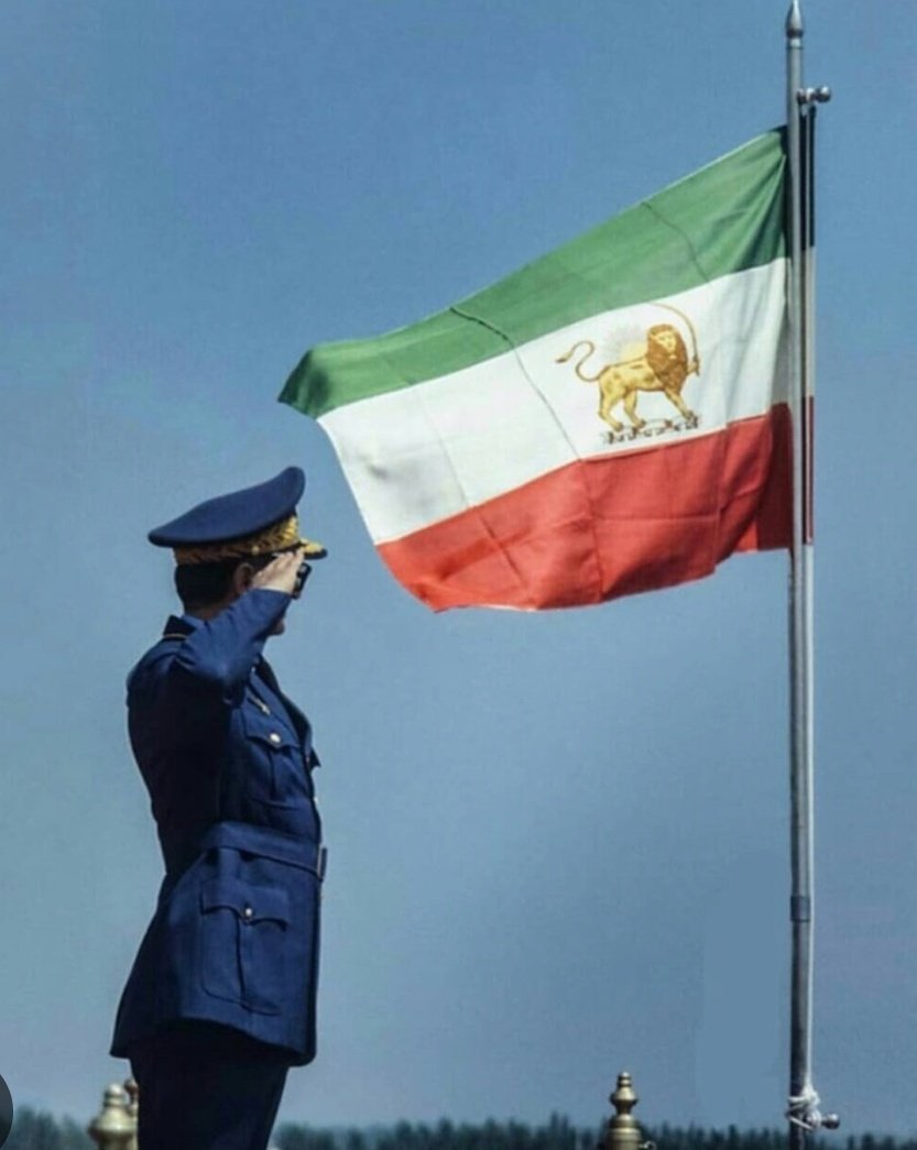 ابهت و اقتدار زمانی بود که کسی وجودشو نداشت چپ به کشورمون و کنسولگری‌هاش نگاه کنه. تحریم کنه، دریامونو بگیره، نفتمونو مفت ببره، موشک بزنه، تو خاکمون عملیات کنه و...
شاهنشاه روحت شاد واقعا.
خود ایران بودی. اصیل، مقتدر، دوست‌داشتنی، معتبر، باجنم و...
روحت شاد بزرگمرد🫡