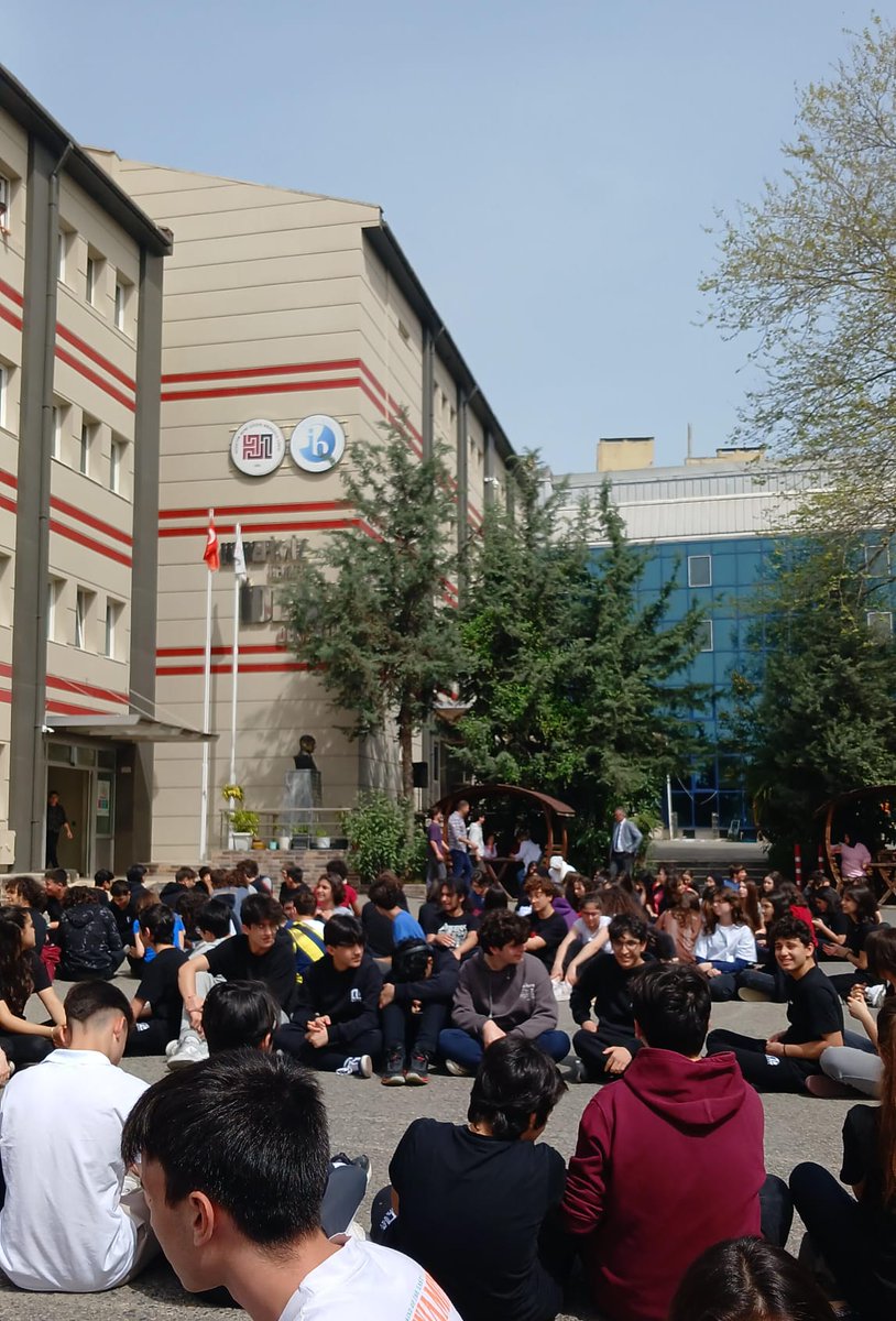 mebpersonel's tweet photo. MEB Özelinde AK Parti İşte Böyle Oy Kaybediyor . Ortaöğretim Genel Müdürlüğü Proje Okullarına Yönetici Atamalarında Eline Yüzene Bulaştırınca İstanbul Üsküdar Hüseyin Avni Sözen Anadolu Lisesi öğrencileri  okul bahçesinde Okul Müdürünün görevden alınmasını protesto ediyor .Öğrenci müdürünü seviyor ki bunu yapıyor . Ortaöğretim Genel Müdürlüğü işini yapamayınca Fatura Bakan @Yusuf__Tekin 'e çıkıyor .@tcmeb  #HASAL @h_ibrahim_topcu @farukyelkenci @Akparti @RTErdogan @iletisim