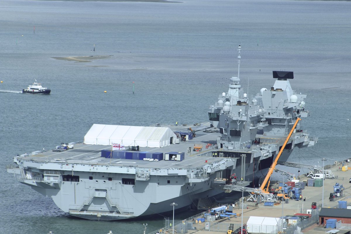 👋@HMSPWLS seen alongside Portsmouth this morning @NavyLookout @WarshipCam @FredsDotW @georgeemmett8 @Solent_Cruises @SpinnakerTower