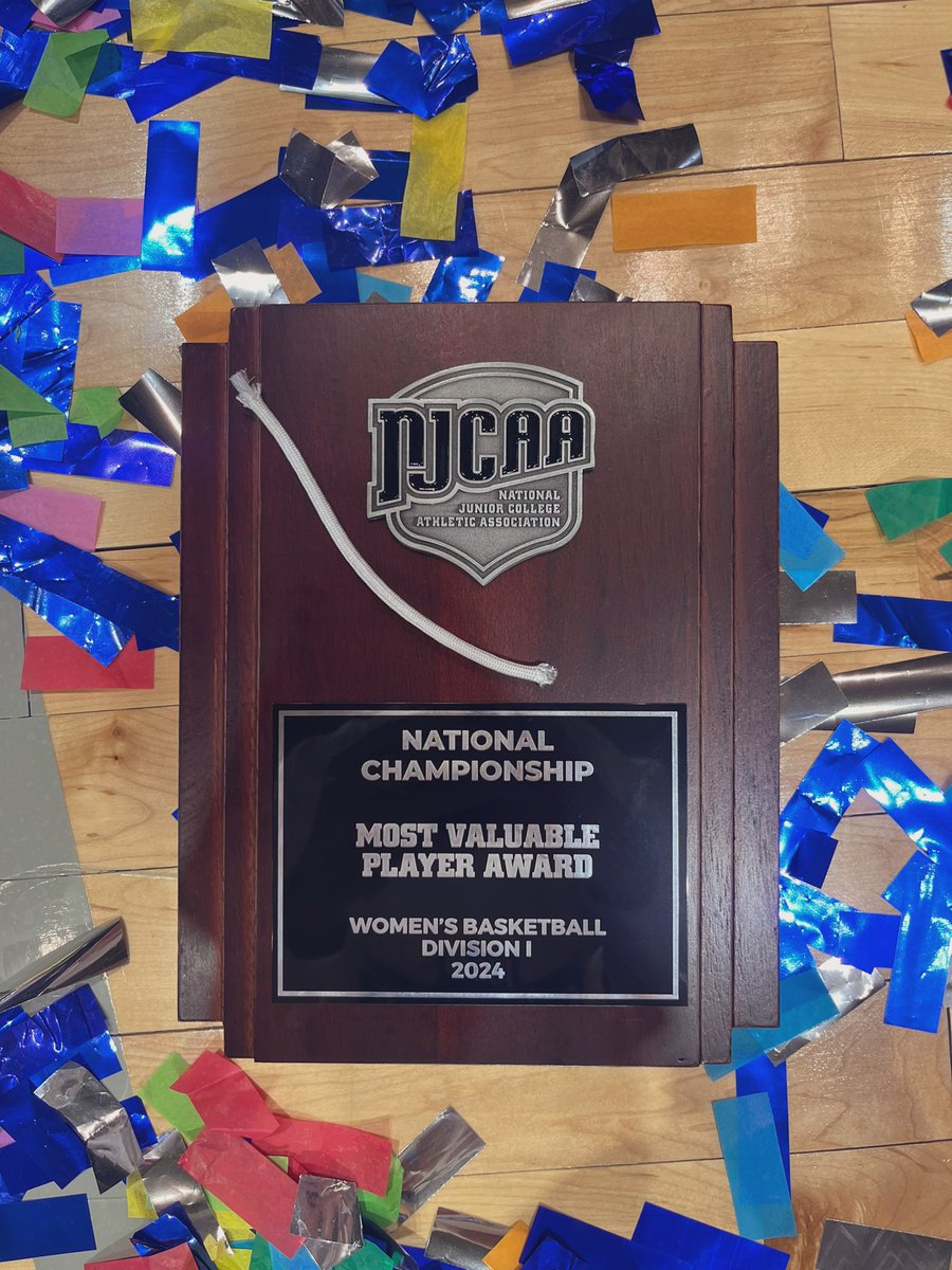 i can do all things through Christ👏🏽… 37-0, national champ, and MVP! love my team, and thanking the Man up above for it all!👆🏽❤️
#AGTG