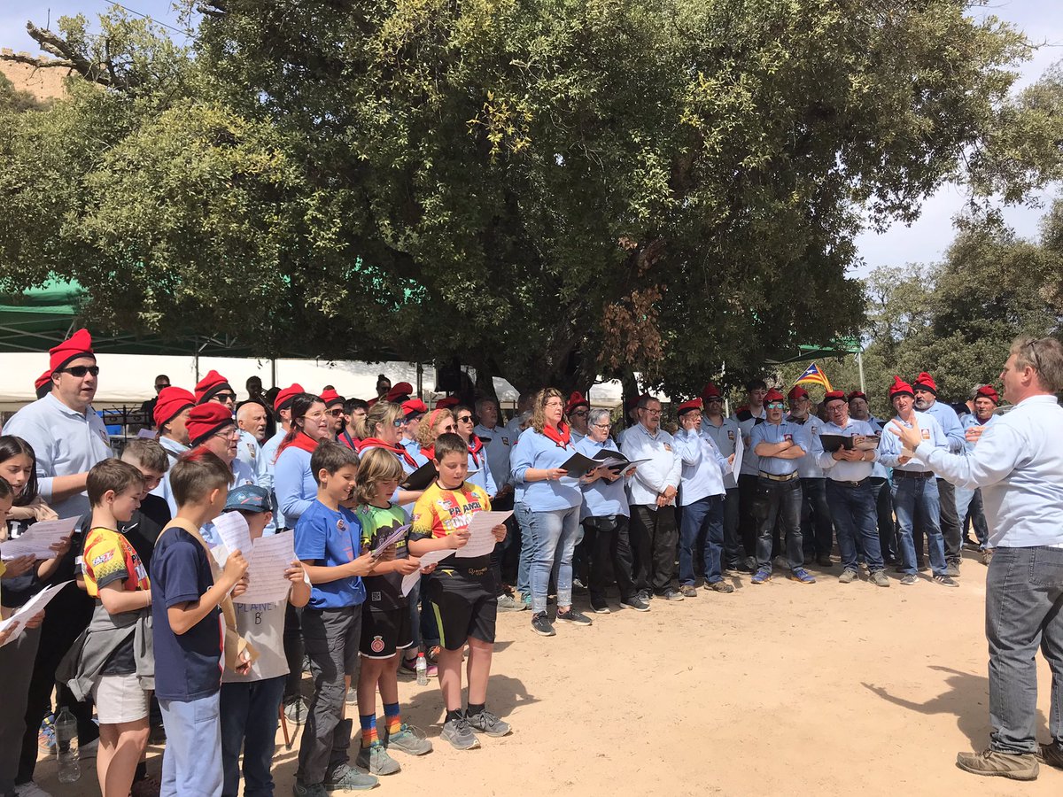 tgarciarecasens's tweet photo. El Popurri de les Caramelles de #SCFarners 2024 acaba amb el ritme del Coti per Coti tot dient:

“Pugeu a Farners,
allà hi podrem fer bones cantades  …
Ens veiem dimarts,
és la millor festa de la ciutat.”

I tant, avui pujarem a Farners tal com mana la nostra bonica tradició! https://t.co/8hFrrijcam