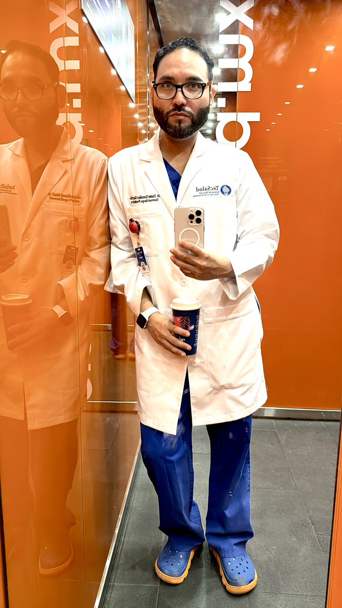 drdanogg's tweet photo. Lunes de que aprendan #Dermatologia 👨🏻‍⚕️🤩❤️ #DermaLife #LoveDerma #Teacher #Monterrey #DermatologoPediatra #Pregrado #TecSalud 🍀✌🏻🤳 https://t.co/k9VMGnNpve